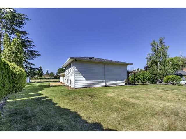 704 Ne LINDEN Ave, Hillsboro, OR 97124
