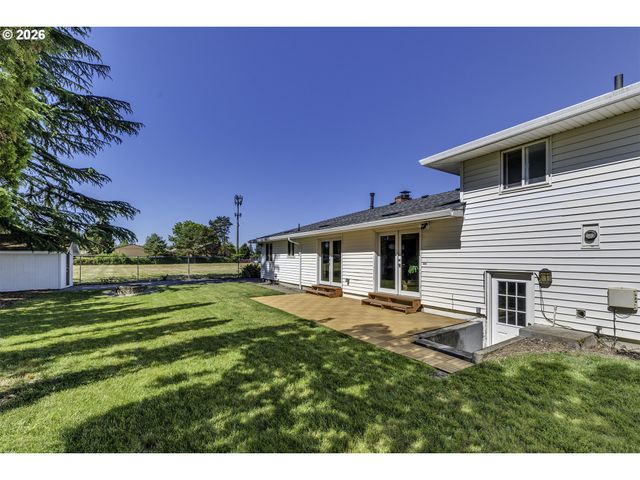 704 Ne LINDEN Ave, Hillsboro, OR 97124