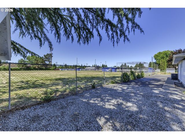 704 Ne LINDEN Ave, Hillsboro, OR 97124