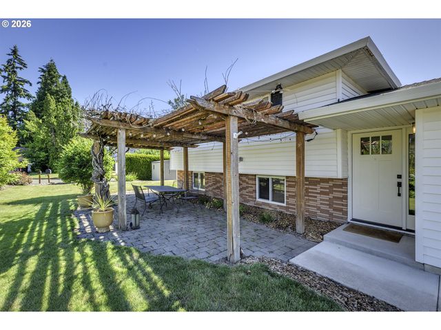 704 Ne LINDEN Ave, Hillsboro, OR 97124