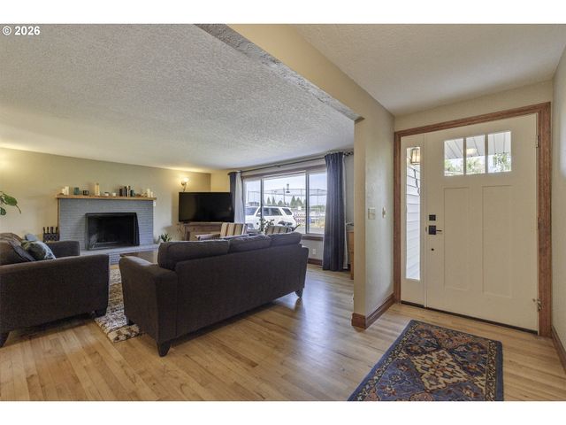 704 Ne LINDEN Ave, Hillsboro, OR 97124