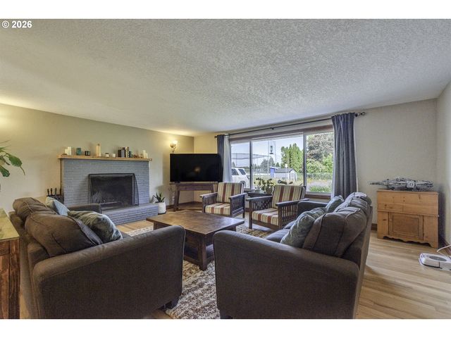 704 Ne LINDEN Ave, Hillsboro, OR 97124