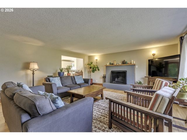 704 Ne LINDEN Ave, Hillsboro, OR 97124