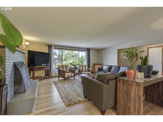 704 Ne LINDEN Ave, Hillsboro, OR 97124