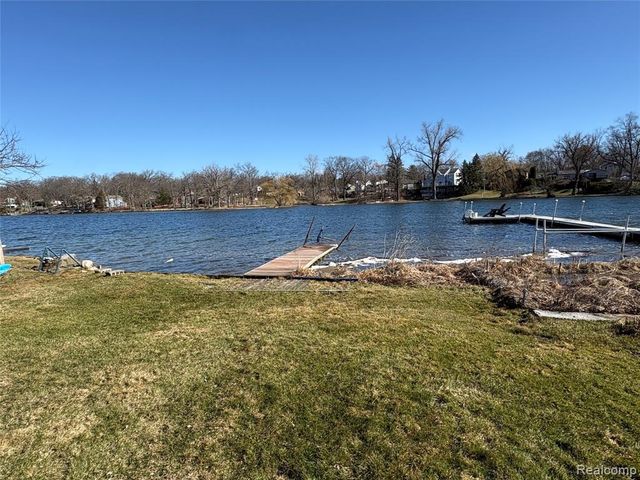 6912 Colony Drive, West Bloomfield, MI 48323