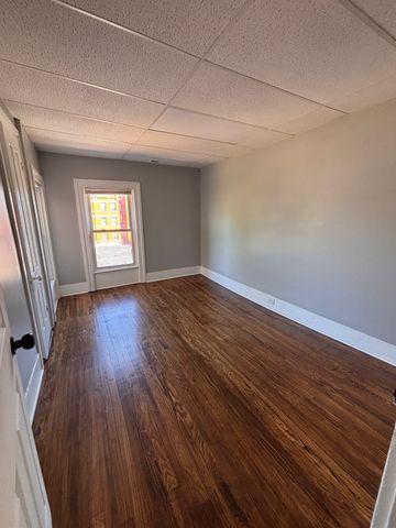 4 Crown St 2, Worcester, MA 01609