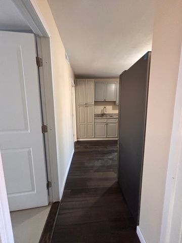 4 Crown St 2, Worcester, MA 01609
