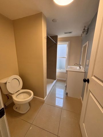 4 Crown St 2, Worcester, MA 01609