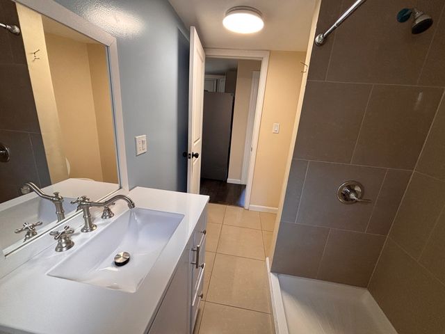 4 Crown St 2, Worcester, MA 01609