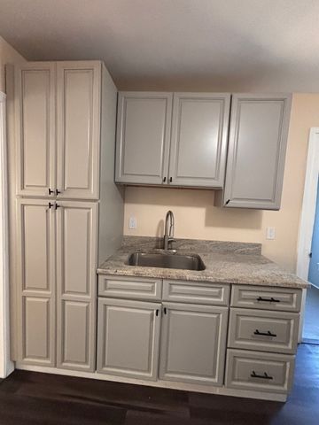 4 Crown St 2, Worcester, MA 01609