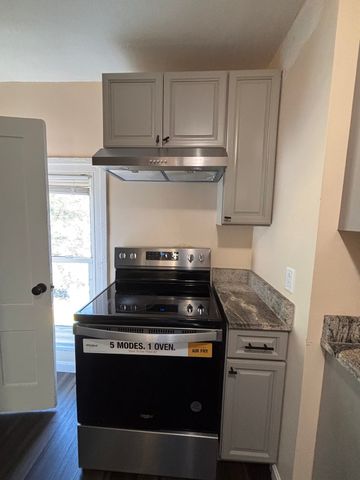 4 Crown St 2, Worcester, MA 01609