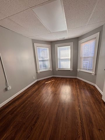 4 Crown St 2, Worcester, MA 01609