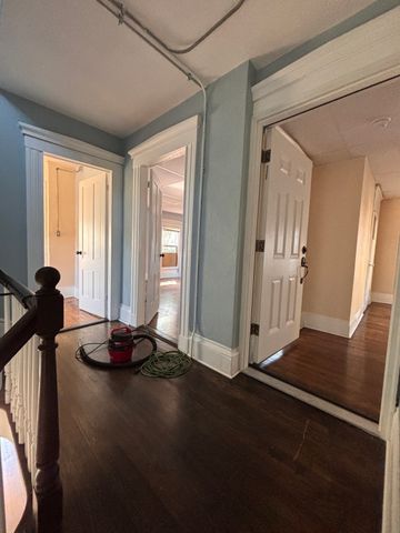 4 Crown St 2, Worcester, MA 01609