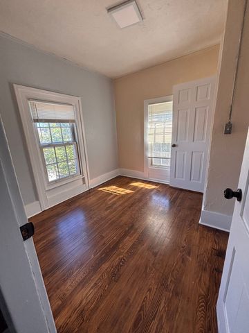 4 Crown St 2, Worcester, MA 01609