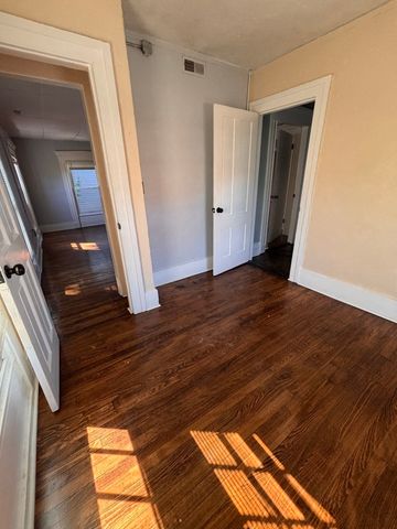 4 Crown St 2, Worcester, MA 01609