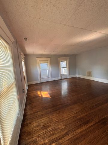 4 Crown St 2, Worcester, MA 01609