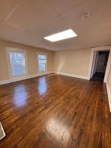4 Crown St 2, Worcester, MA 01609