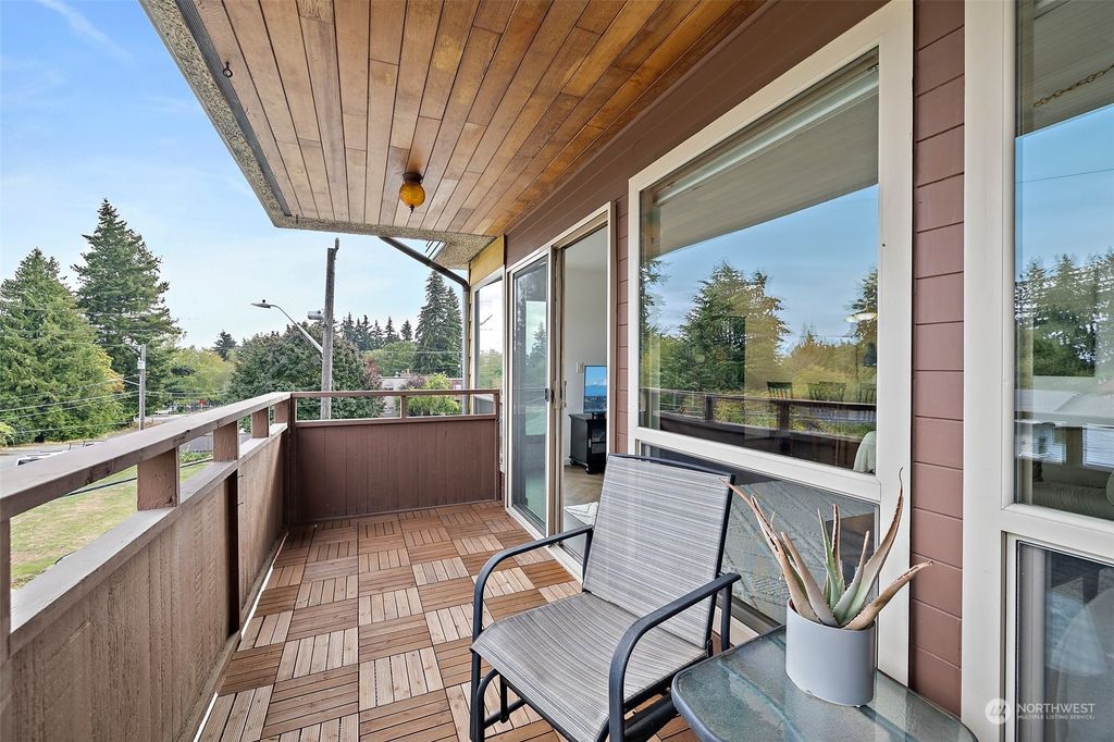 13433 Roosevelt Way N #302, Seattle, WA 98133