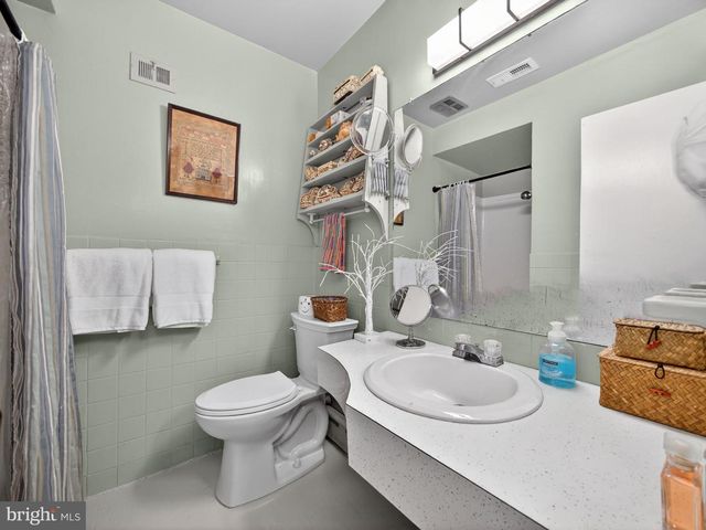 1 UPTON LN, Yardley, PA 19067