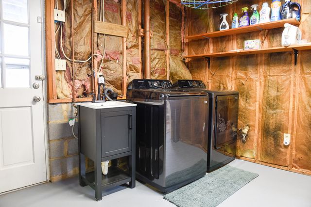 28 Spruce CIR, Blue Ridge, VA 24064