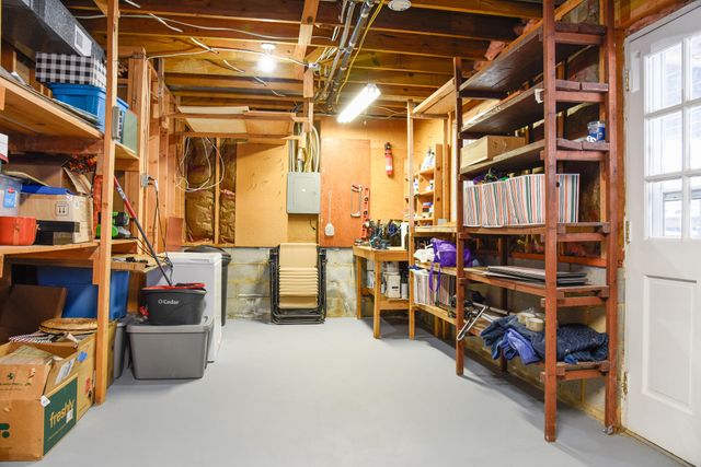 28 Spruce CIR, Blue Ridge, VA 24064