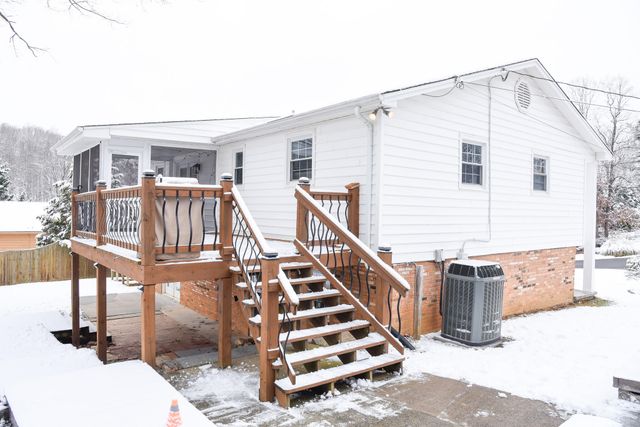 28 Spruce CIR, Blue Ridge, VA 24064