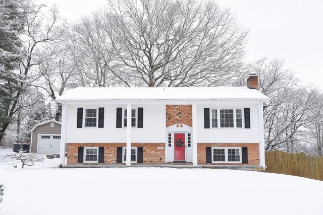 28 Spruce CIR, Blue Ridge, VA 24064