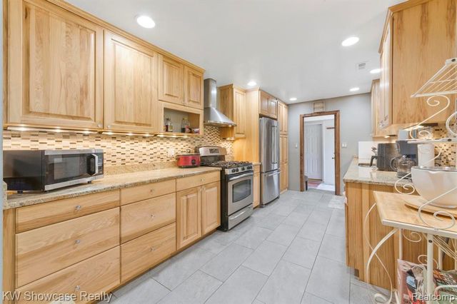 25665 Forestview Drive, Southfield, MI 48033