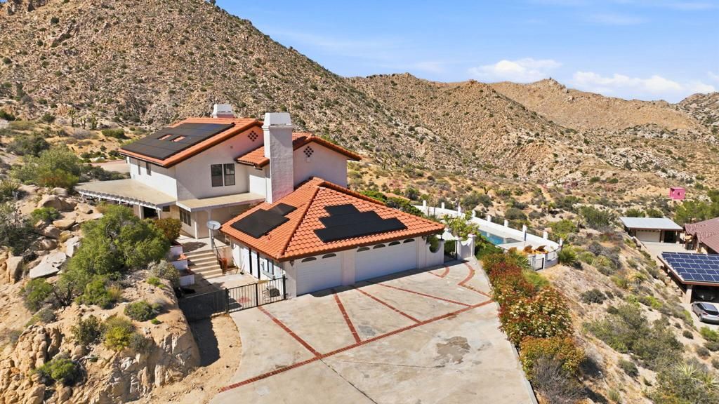 Image 3 of property listing at 53806 Ridge Road, Yucca Valley, CA 92284