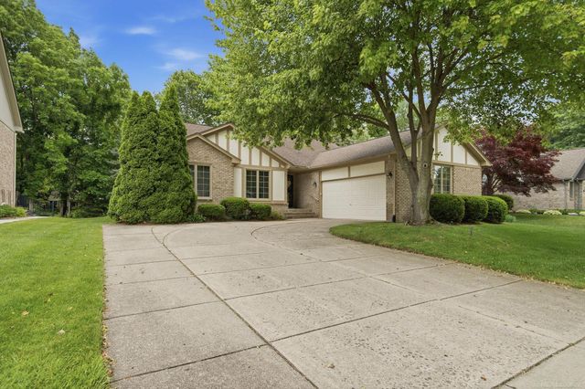 6704 Redford Circle, Troy, MI 48085