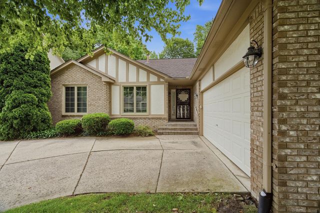6704 Redford Circle, Troy, MI 48085