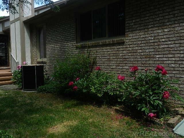 6704 Redford Circle, Troy, MI 48085