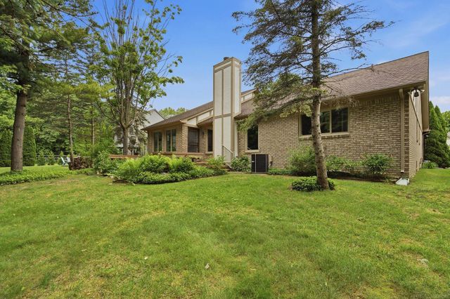 6704 Redford Circle, Troy, MI 48085