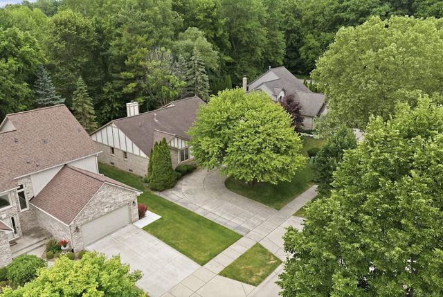 6704 Redford Circle, Troy, MI 48085