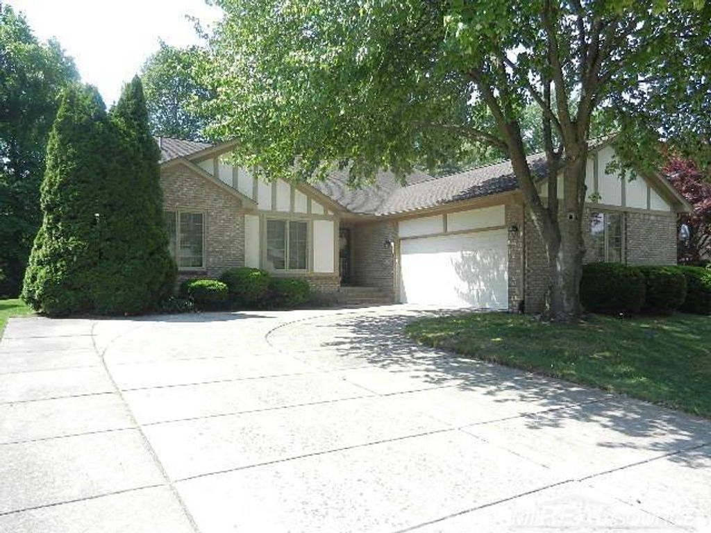 6704 Redford Circle, Troy, MI 48085