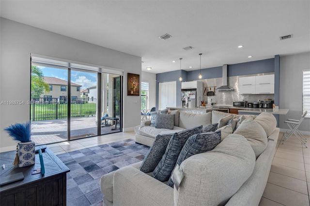 3332 W 95th Ter ., Hialeah, FL 33018