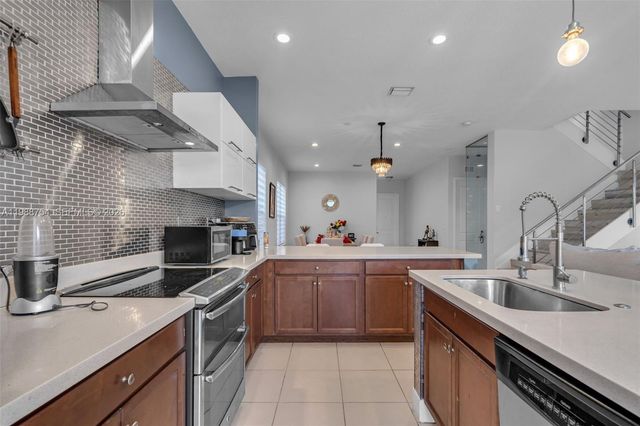 3332 W 95th Ter ., Hialeah, FL 33018