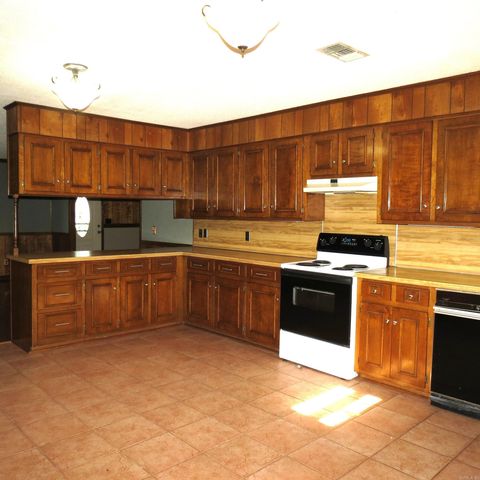 9201 Old Warren Road, Pine Bluff, AR 71603