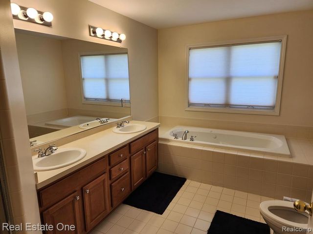 41568 Thoreau Ridge, Novi, MI 48377