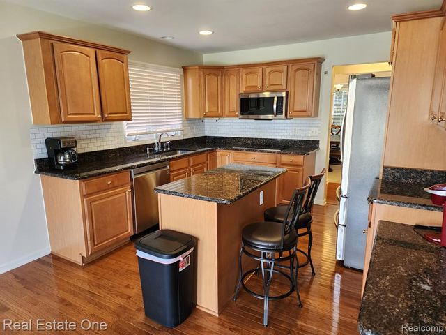 41568 Thoreau Ridge, Novi, MI 48377