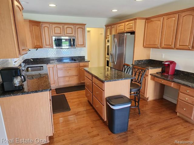 41568 Thoreau Ridge, Novi, MI 48377