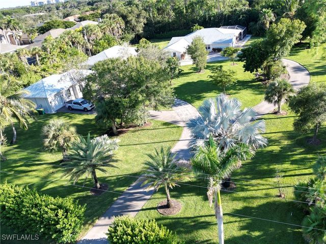 2950 Coach House LN, Naples, FL 34105