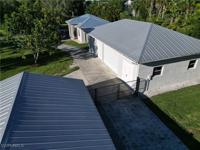 2950 Coach House LN, Naples, FL 34105