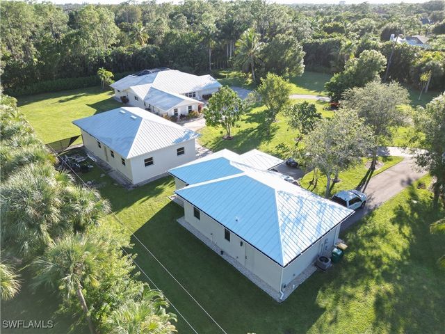 2950 Coach House LN, Naples, FL 34105