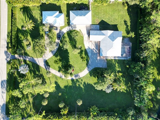 2950 Coach House LN, Naples, FL 34105