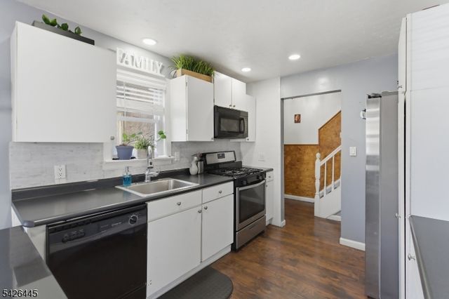 43 Bank St, Elizabeth City, NJ 07201