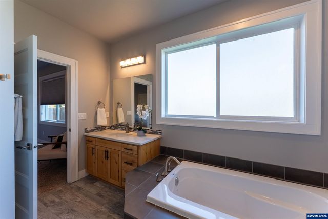 2667 NE Sonora Dr, Albany, OR 97321