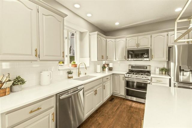 2035 NE Waterfield Place, Blue Springs, MO 64014