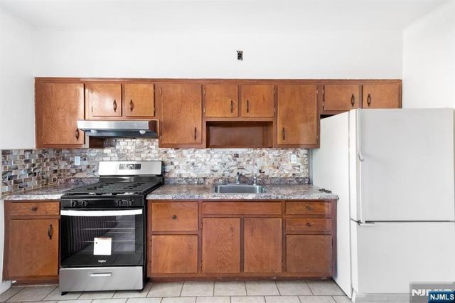 182 Avenue F, Bayonne, NJ 07002