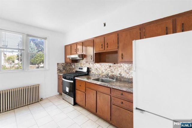 182 Avenue F, Bayonne, NJ 07002